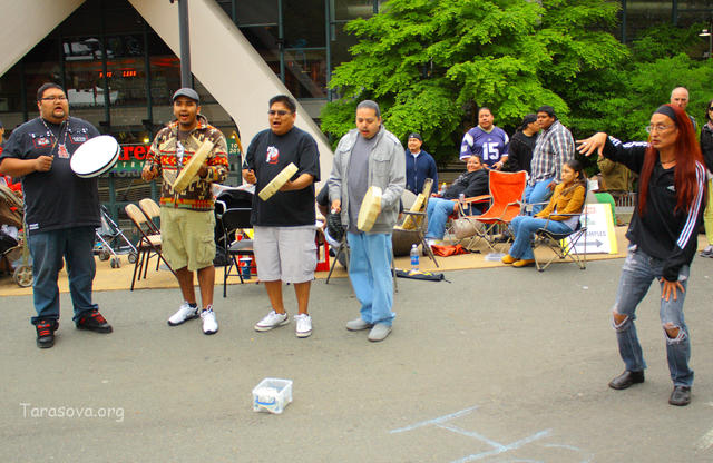 Индейцы поют этнические песни Индейцы поют этнические песни