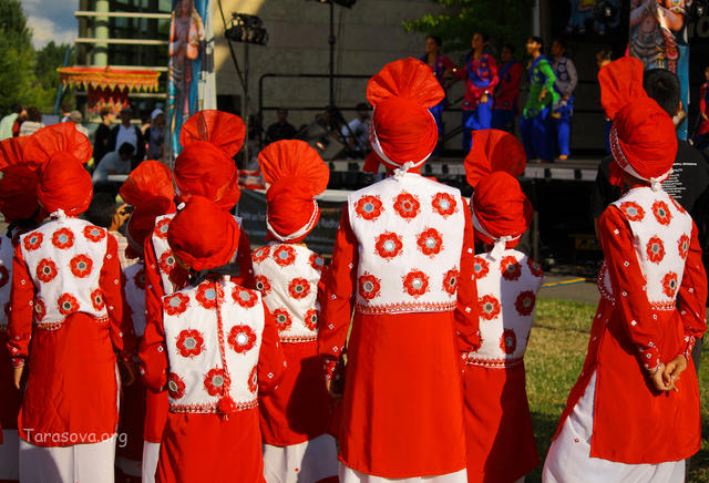 Танцоры в национальных одеждах Танцоры в национальных одеждах