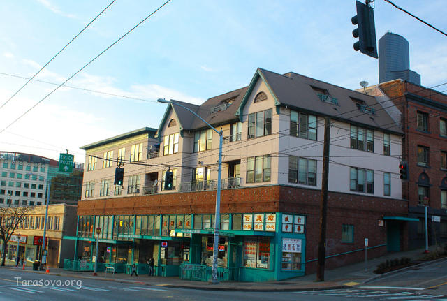 Жилой дом, первый этаж которого предназначен для малого бизнеса Жилой дом, первый этаж которого предназначен для малого бизнеса