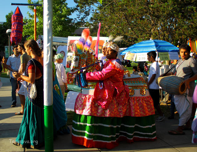 Бродячие артисты прославляют в песнях бога Кришну Бродячие артисты прославляют в песнях бога Кришну