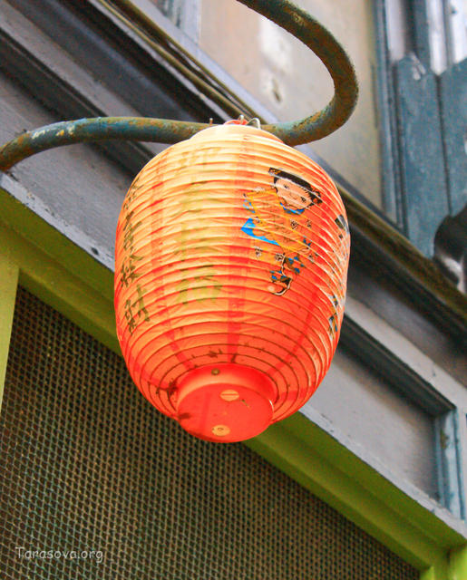 Бумажный фонарь над входом в дом Бумажный фонарь над входом в дом