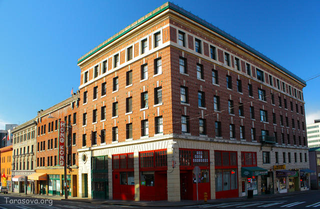 Бывшая пожарная станция, теперь там расположились магазины Бывшая пожарная станция, теперь там расположились магазины