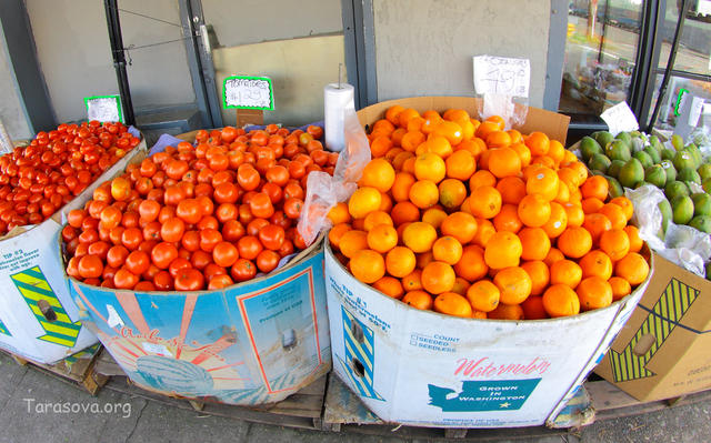 Фрукты и овощи в больших коробках выставлены у магазина Фрукты и овощи в больших коробках выставлены у магазина
