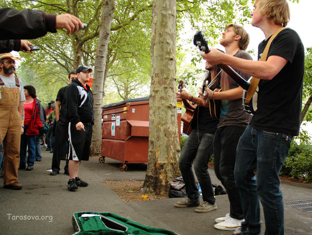 Артисты выступают на тратуаре Артисты выступают на тратуаре