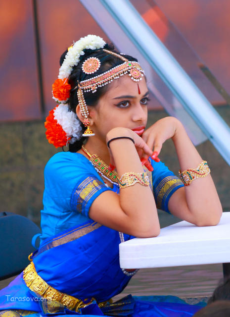 Девушка-танцовщица после выступления Девушка-танцовщица после выступления