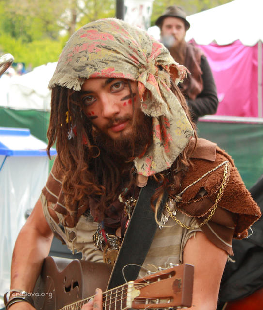 Костюм стиля «бездомный» Костюм стиля «бездомный»