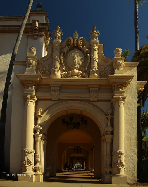 Здание в испанском стиле Здание в испанском стиле