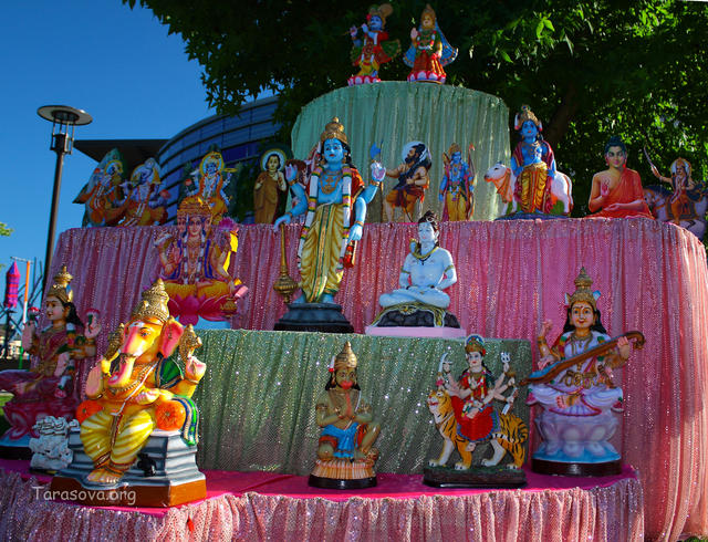 На стенде множество богов и богинь На стенде множество богов и богинь