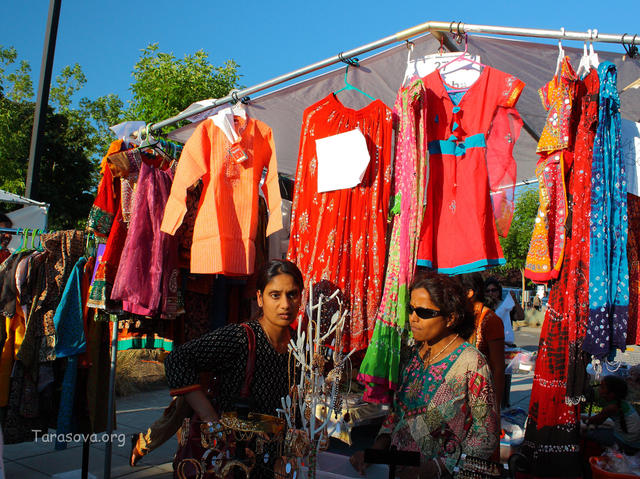 Торговые палатки с национальной одеждой Торговые палатки с национальной одеждой