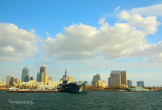 Авианосец на фоне центра города Авианосец на фоне центра города