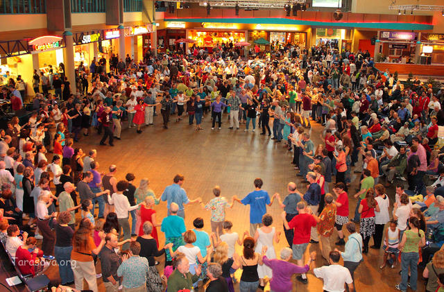 Все желающие могут потанцевать Все желающие могут потанцевать